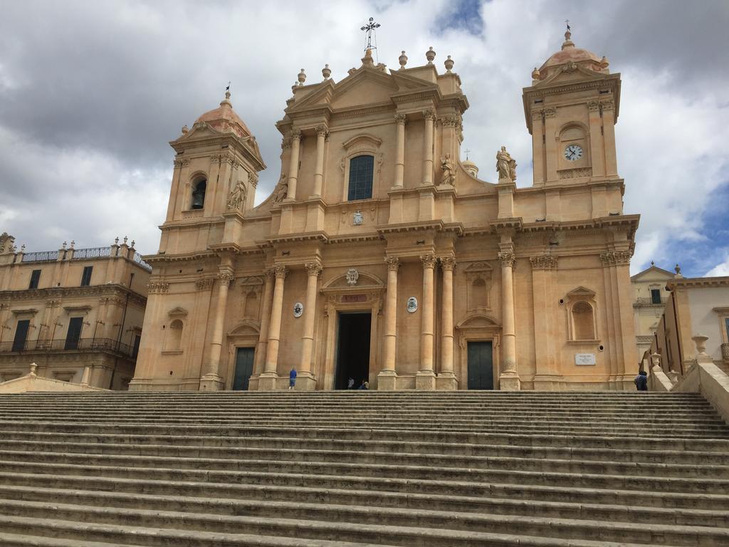 Happy Holidays Noto Exterior foto